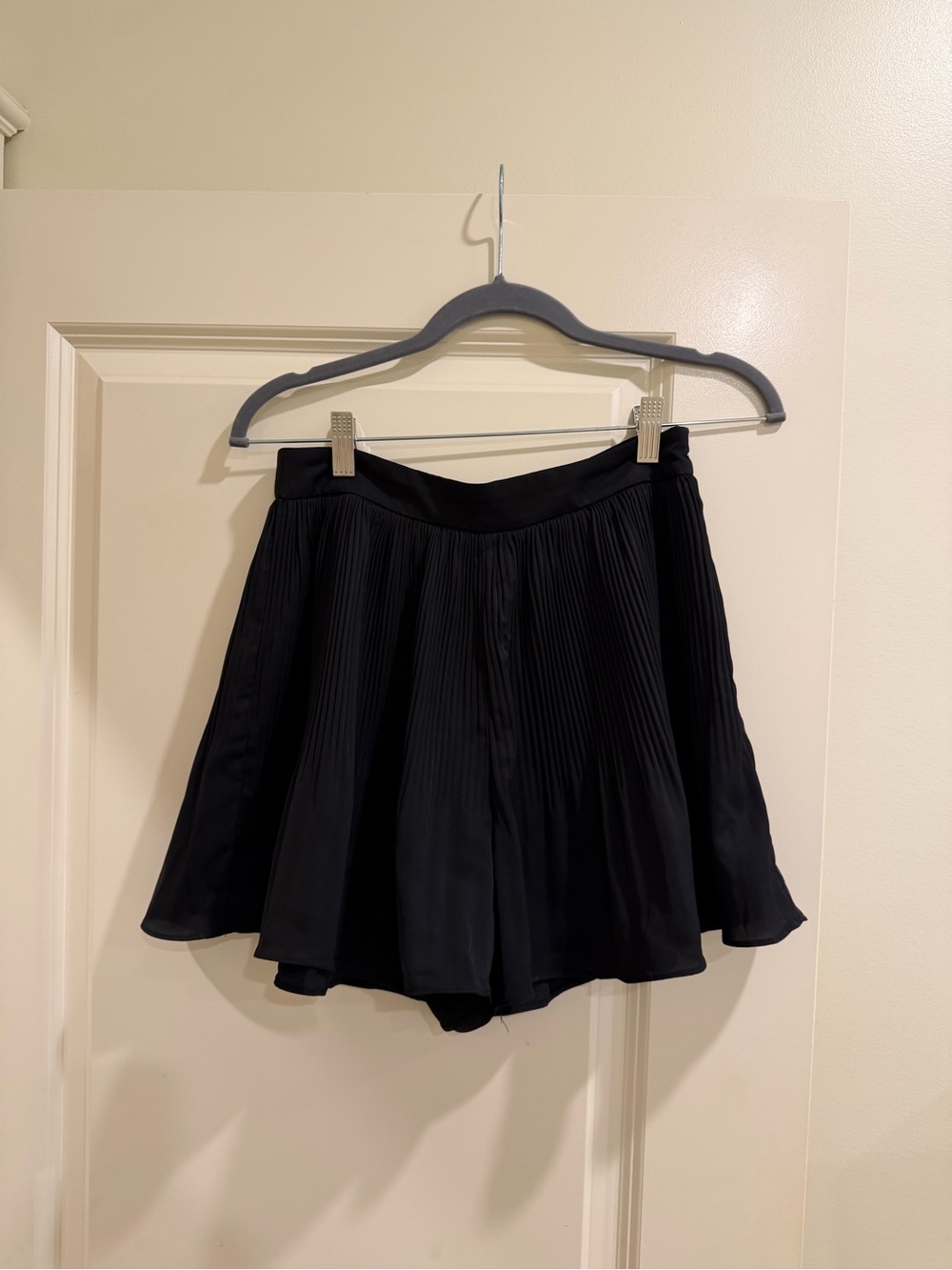 Women's Black Pleated Flowy Skort Shorts - High-Waist Style